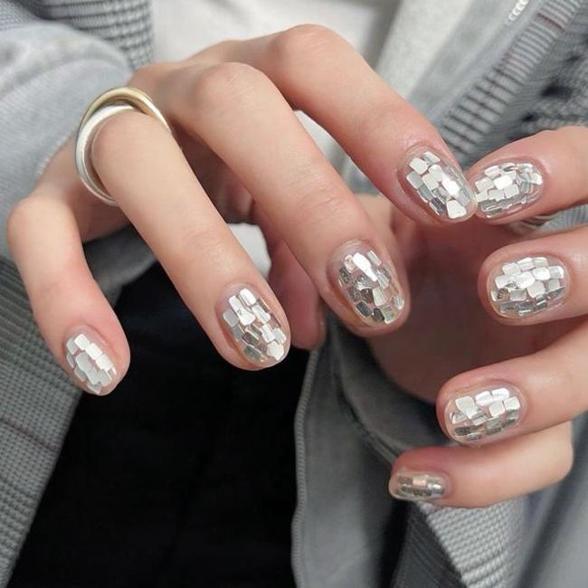 Manicura efecto bola de discoteca metalizada.